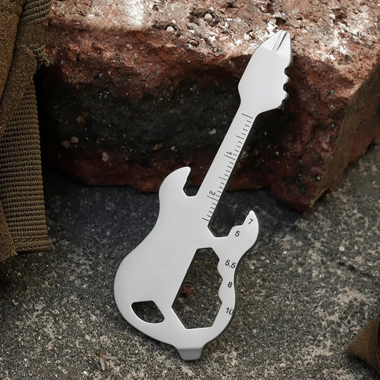 outil en forme de guitare pour aventuriers et campeurs
