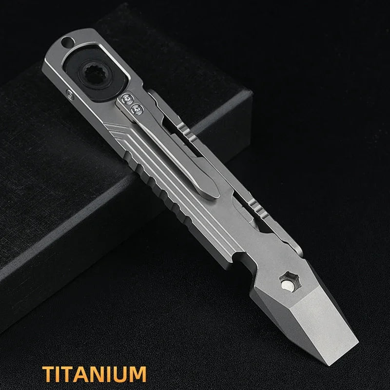 multitool en titane idéal pour les aventuriers