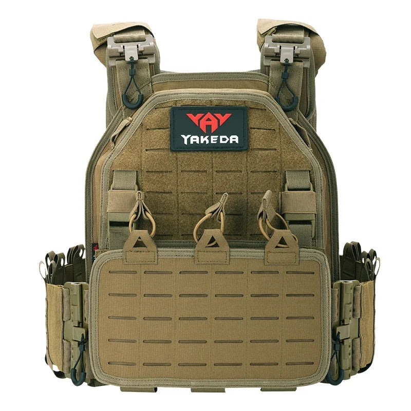gilet tactique avec poches modulables et camouflage