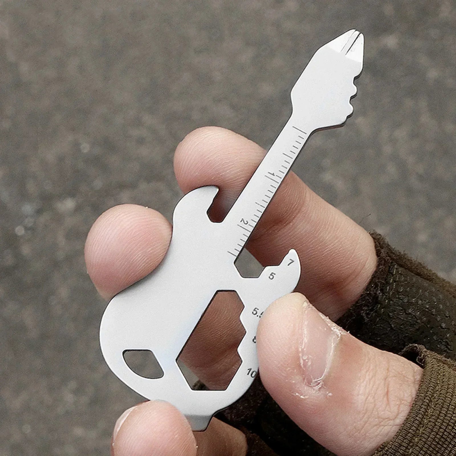 Outil multifonction clé en forme de guitare en acier inoxydable pour camping et survie