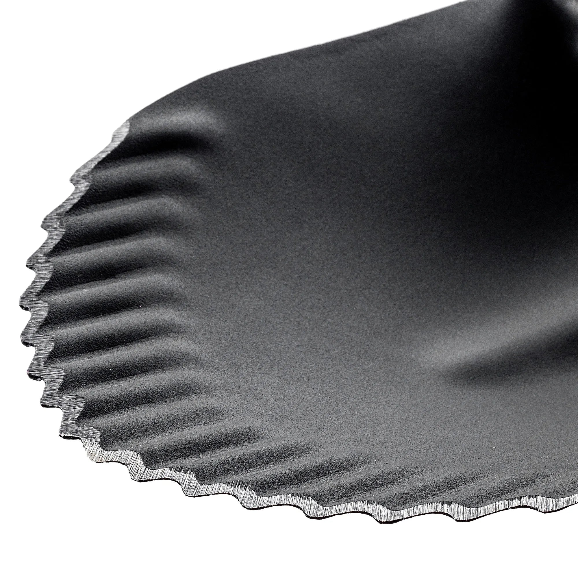 pelle de jardin aiguisée pour un creusage facile